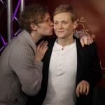 Matthias Schweighöfer weiht seine Wachsfigur bei Madame Tussauds in Berlin ein.