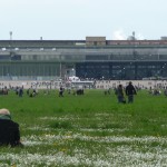 Tempelhofer Feld - Anblick des Flughafens