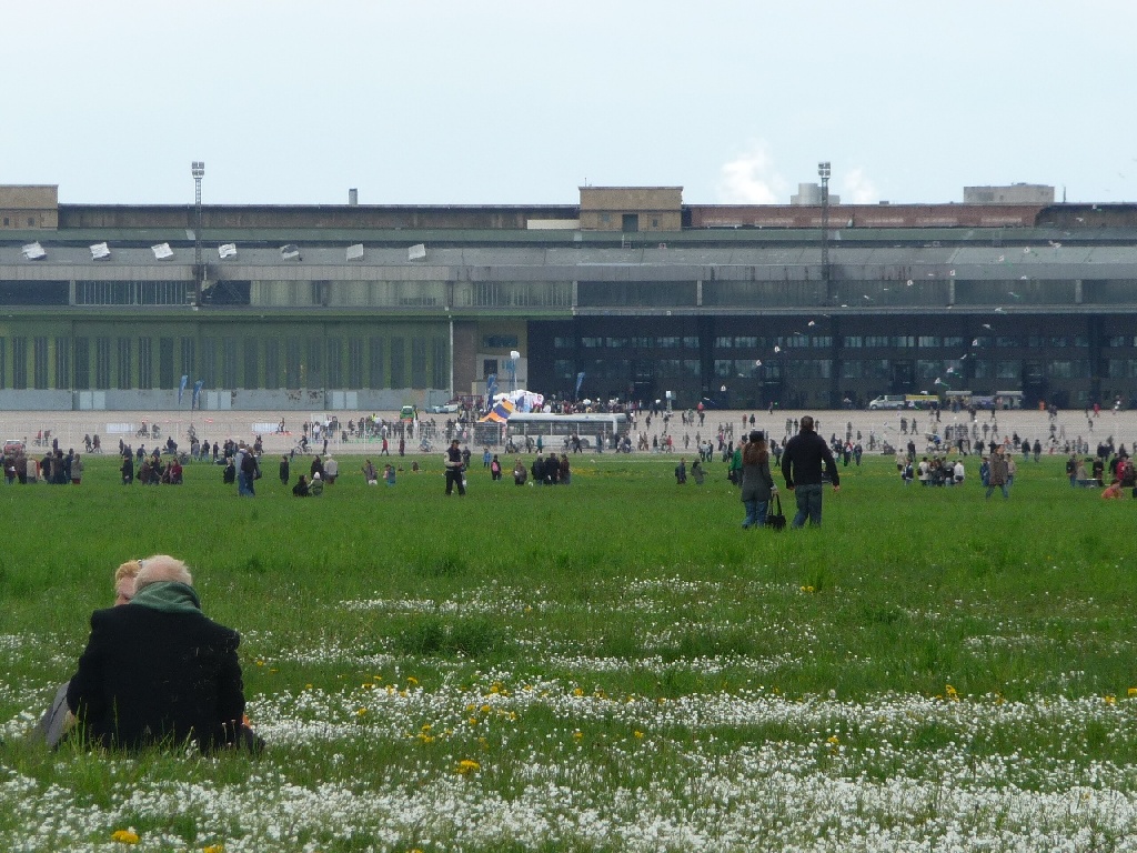 Tempelhofer Feld - Blick zum ehemaligen Flughafengebäude