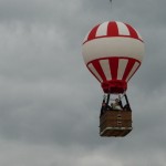 Tempelhofer Feld - kleiner Luftballon beim Volksfest