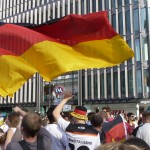 WM DEU - ARG, Fans mit großer Flagge am Kudamm 2