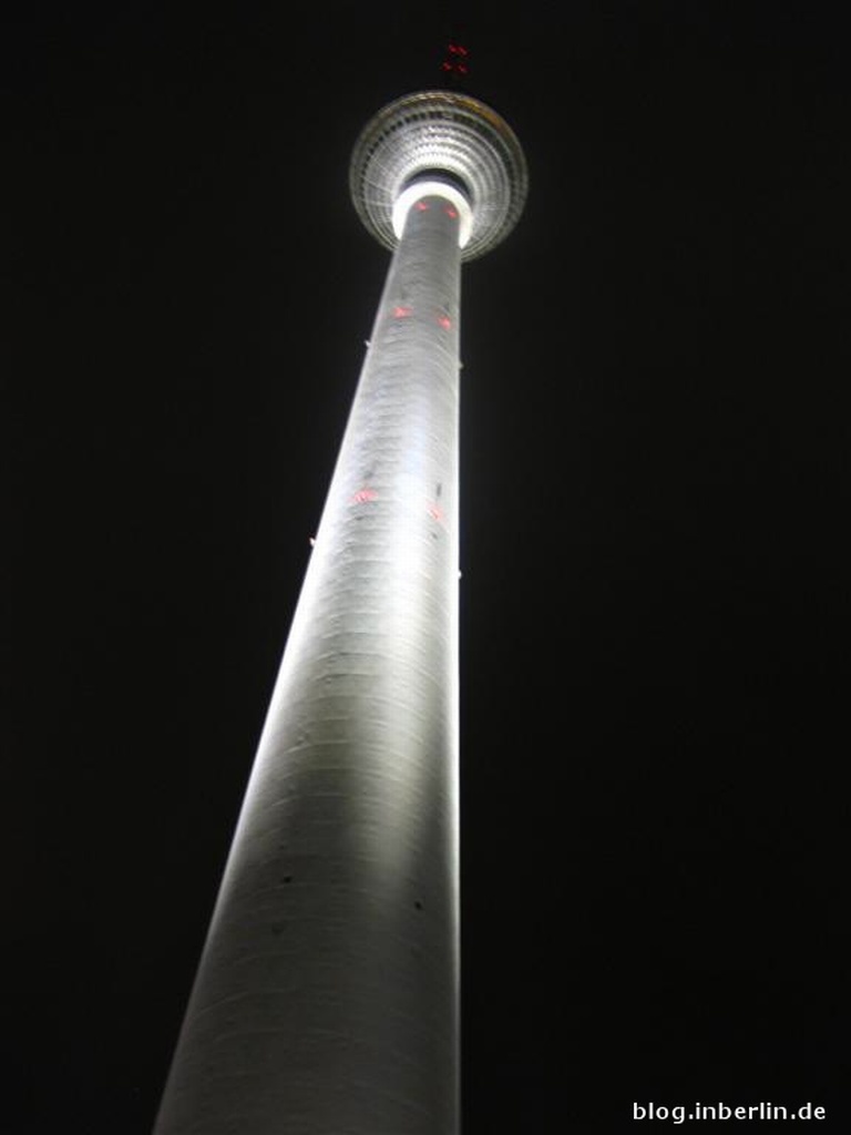 Berliner Fernsehturm von unten