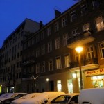 Kopenhagener Straße - Häuserfront mit DDR-Lampe