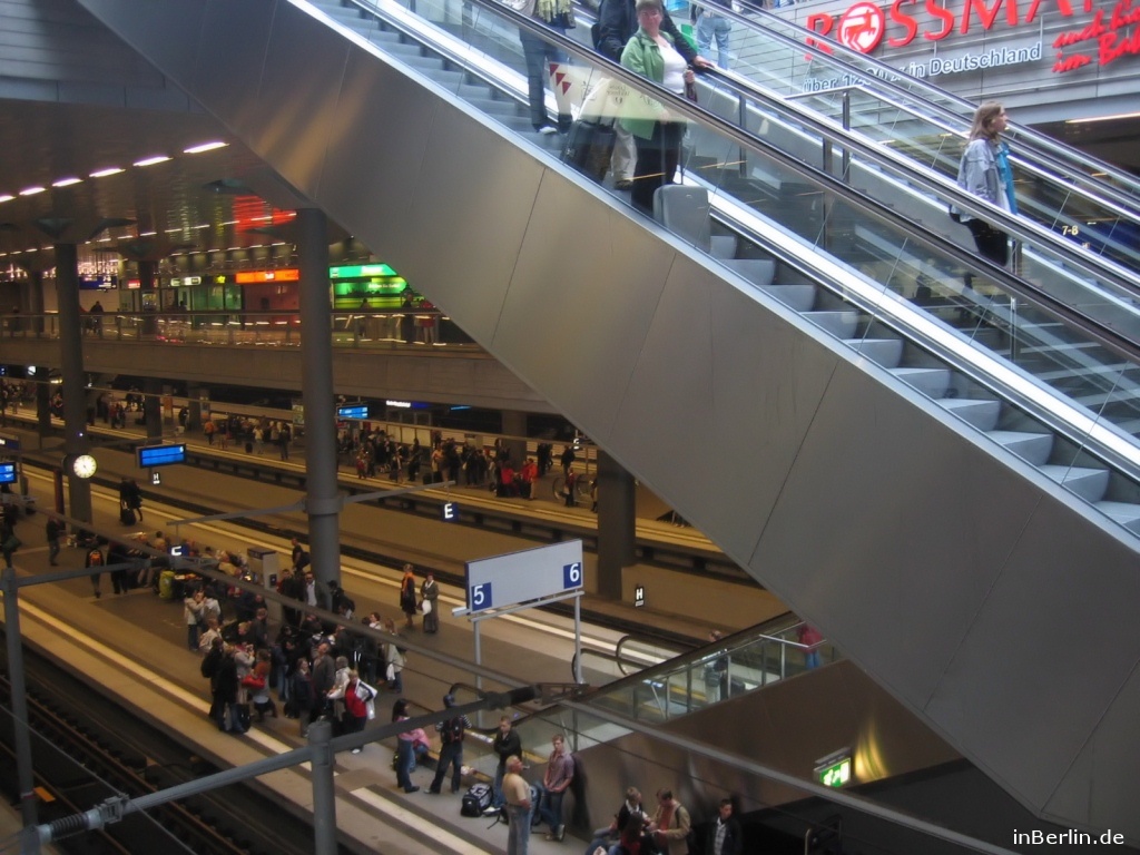 Berliner Hauptbahnhof tief - Treppe