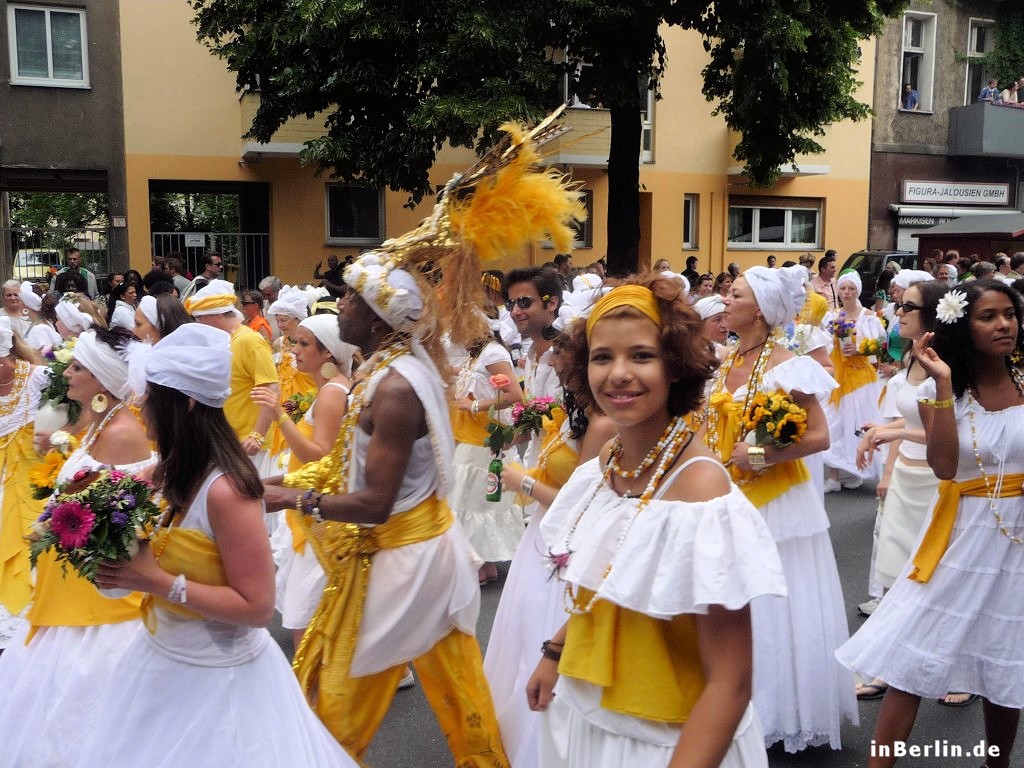 Karneval der Kulturen 2011 - glückliche Tänzerin