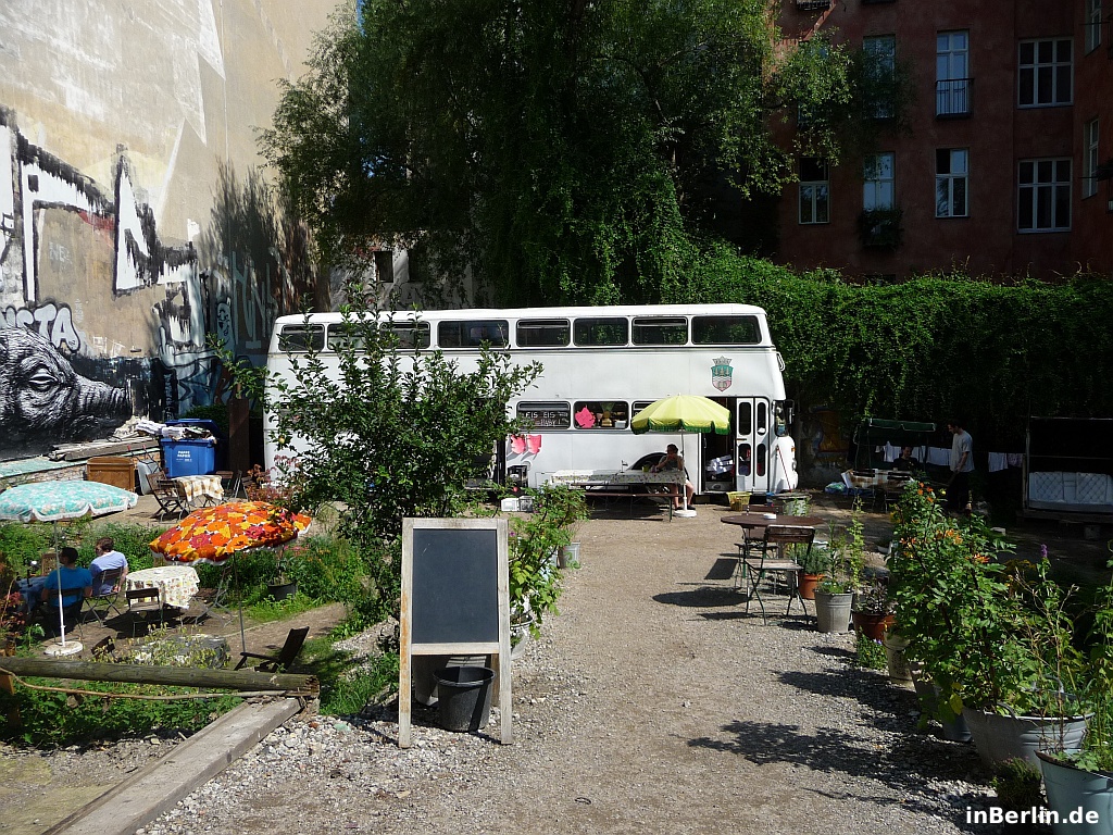 Fundstück: Bus im Garten