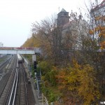 Herbst in Berlin - bunte Bäume am Bahnbett