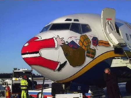 Weihnachtsmann am Flugzeug