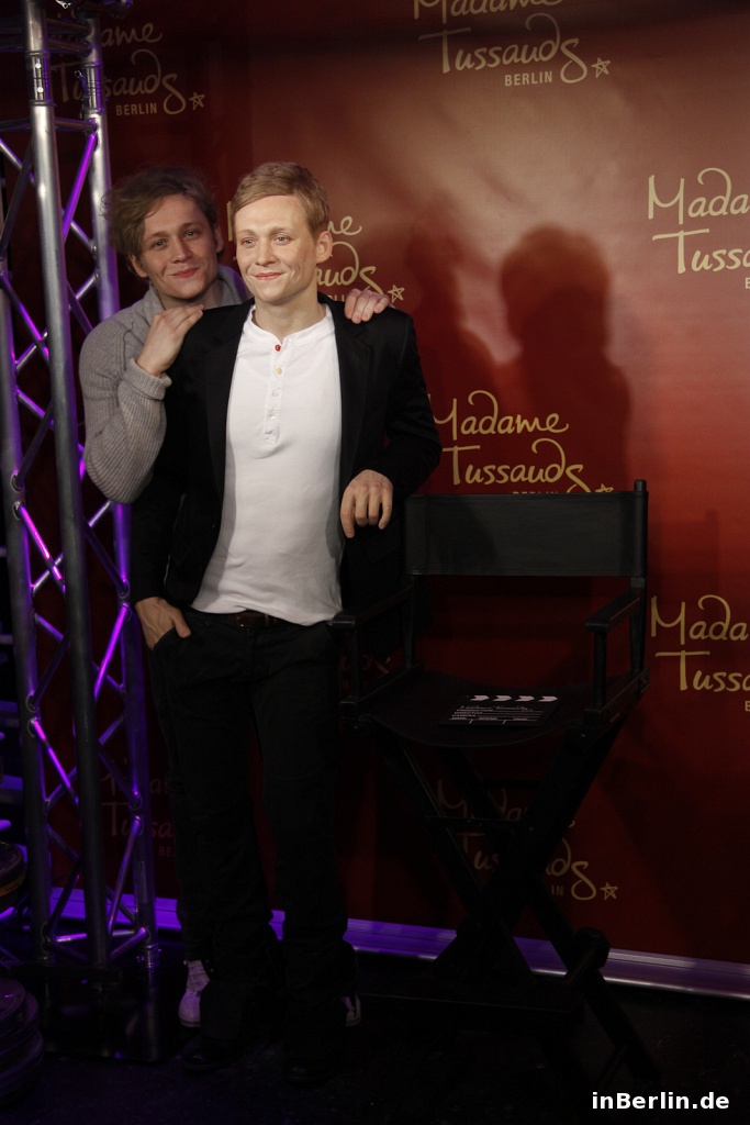 Matthias Schweighöfer weiht seine Wachsfigur bei Madame Tussauds in Berlin ein.