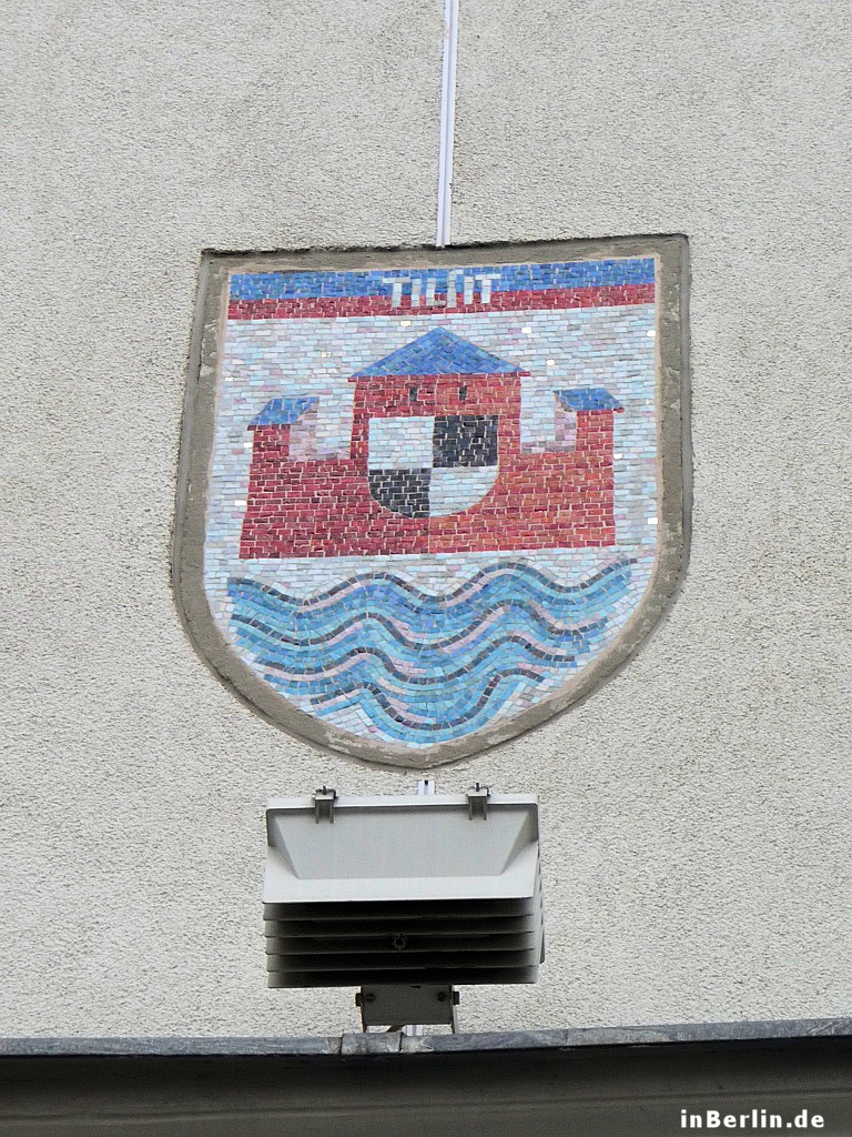Wappen von Tilsit im Innenhof vom Rathaus Wilmersdorf