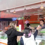 Flohmarkt Mauerpark - Imbiss-Wagen mit Gästen