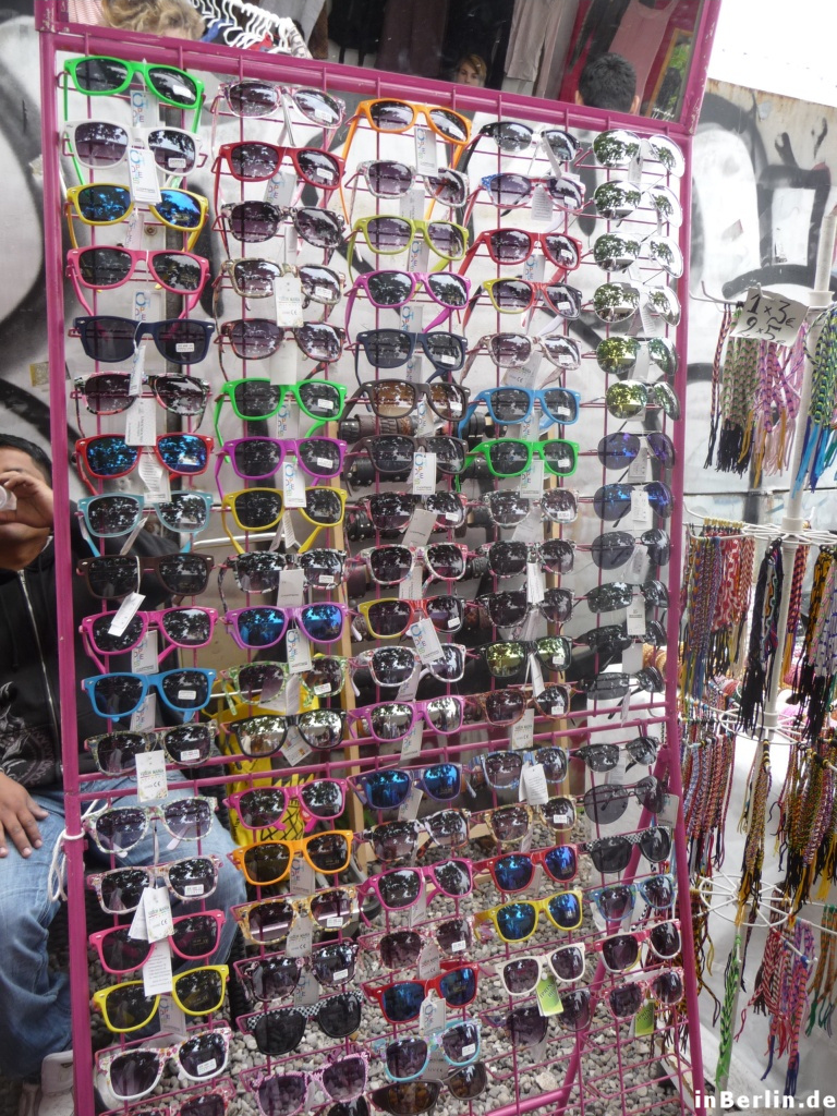 Flohmarkt Mauerpark - eine Auswahl an Sonnenbrillen