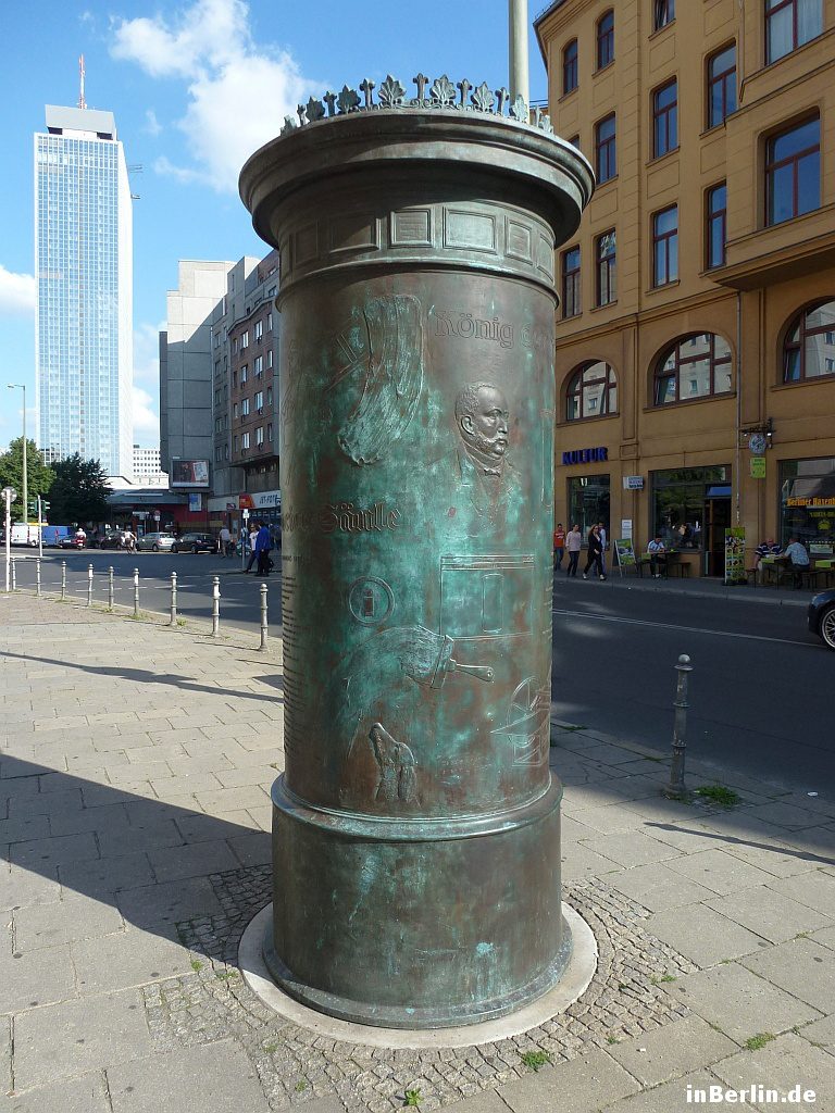 typische Litfaßsäule, das Litfaß-Denkmal in Berlin-Mitte (Münzstr)