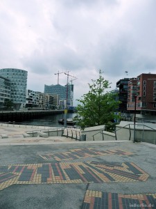 Hamburger Hafencity - im Hintergrund Elbphilharmonie