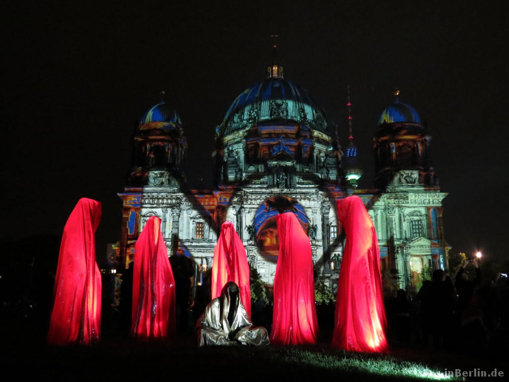 Festival of Lights 2014 - Berliner Dom mit den Wächtern