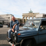 Gunther W. Holtorf mit/auf "OTTO" am Brandenburger Tor (08.10.2014)