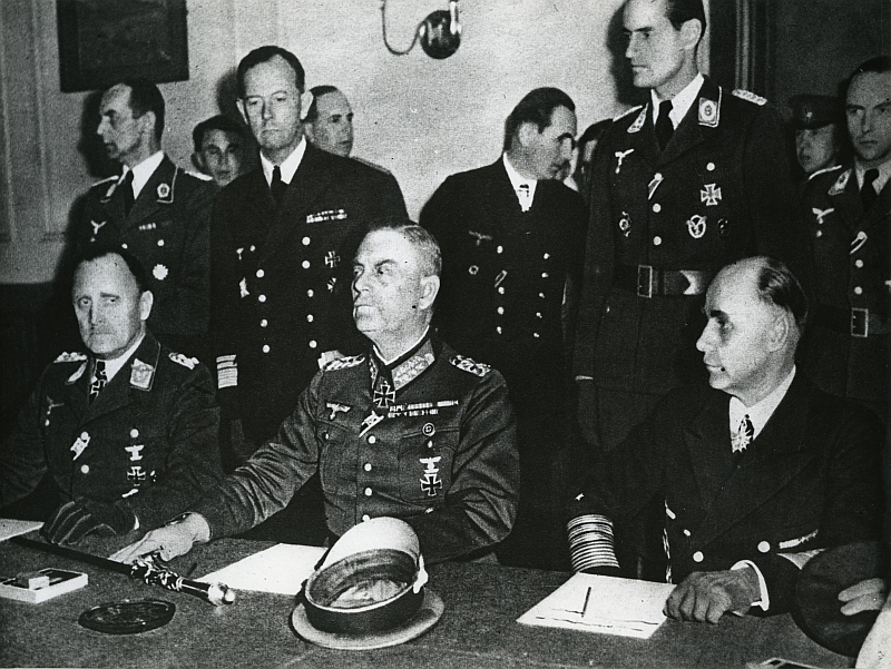 Berlin-Karlshorst: Keitel, Stumpf und Friedeburg unterzeichnen im sowjetischen Hauptquartier die bedingungslose Kapitulation.