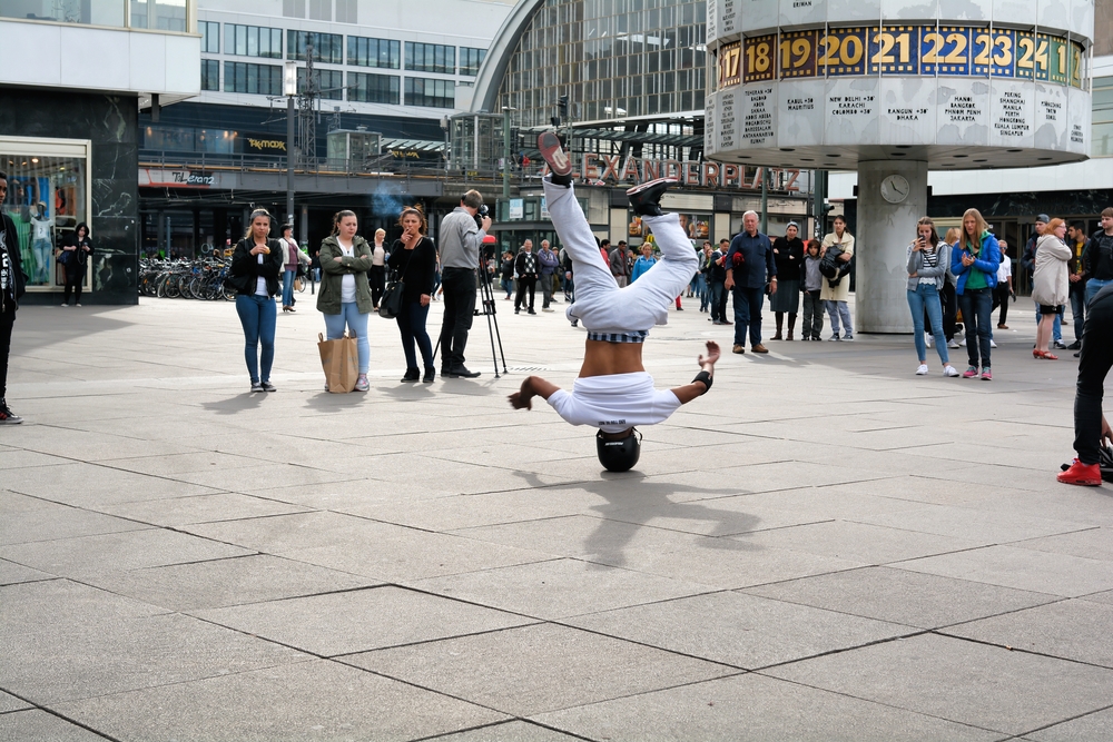 Für Geübte: Akrobatischer Tanz am Alexanderplatz