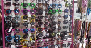 Brillen auf dem Flohmarkt im Mauerpark