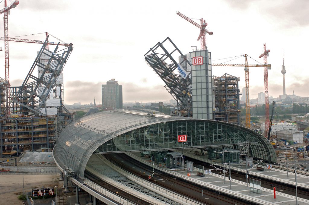 Bauabschnitt: Absenken der westlichen Bügelbauten des zukünftigen Berliner Hauptbahnhofs - Lehrter Bahnhof. Stand 30.07.2005 8.00 Uhr (copyright Deutsche Bahn)