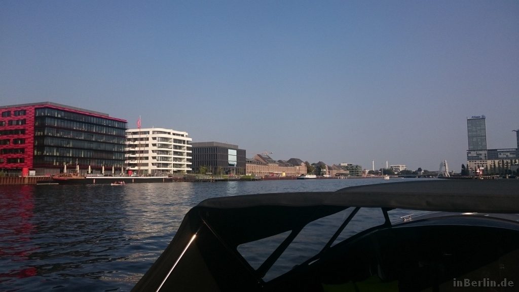 mit dem Boot auf der Spree in Berlin