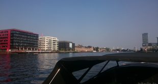 mit dem Boot auf der Spree in Berlin