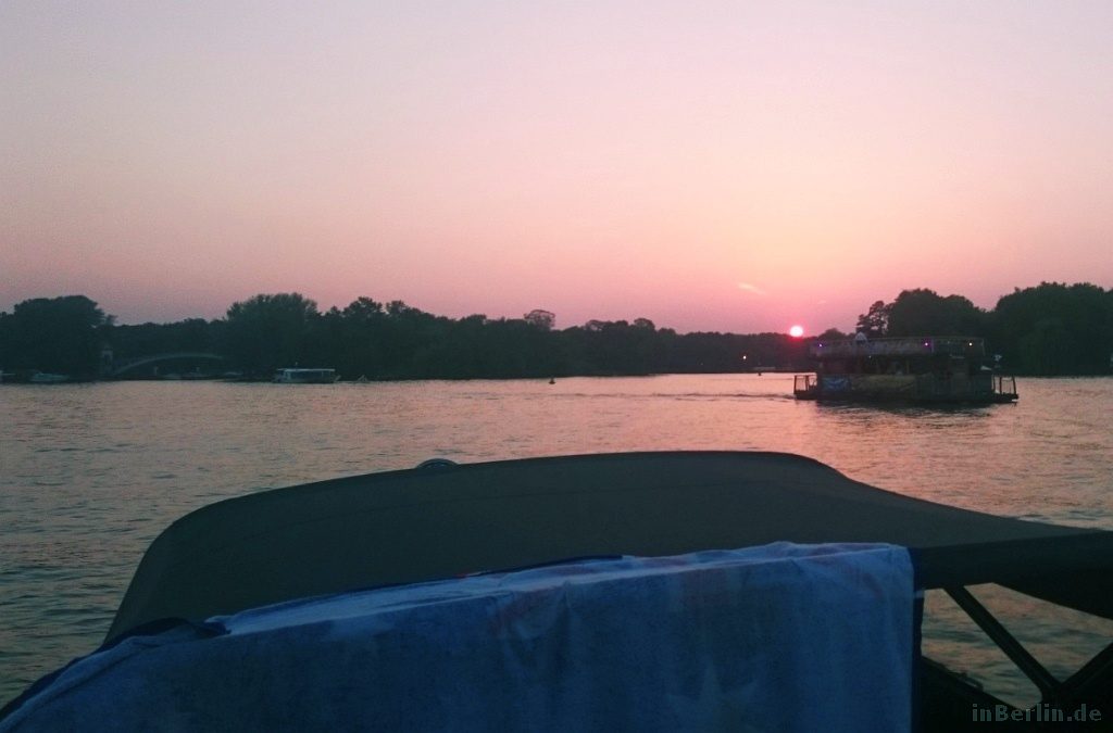 mit dem Boot auf der Spree in Berlin - Sonnenuntergang