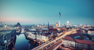 Berlin bei Nacht ist faszinierend, aber die Stadt hat auch tagsüber so einiges zu bieten. Quelle: AR Pictures – 482319088 / Shutterstock.com