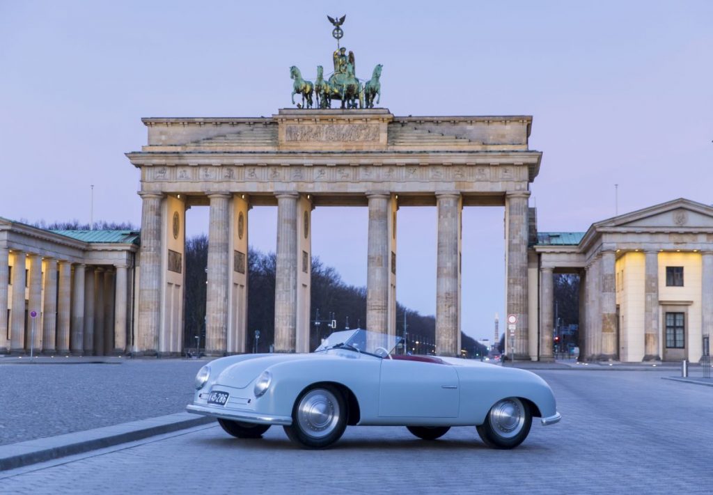 ein klassischer Porsche vor dem Brandenburger Tor