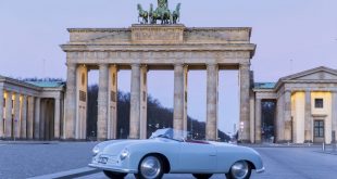 ein klassischer Porsche vor dem Brandenburger Tor