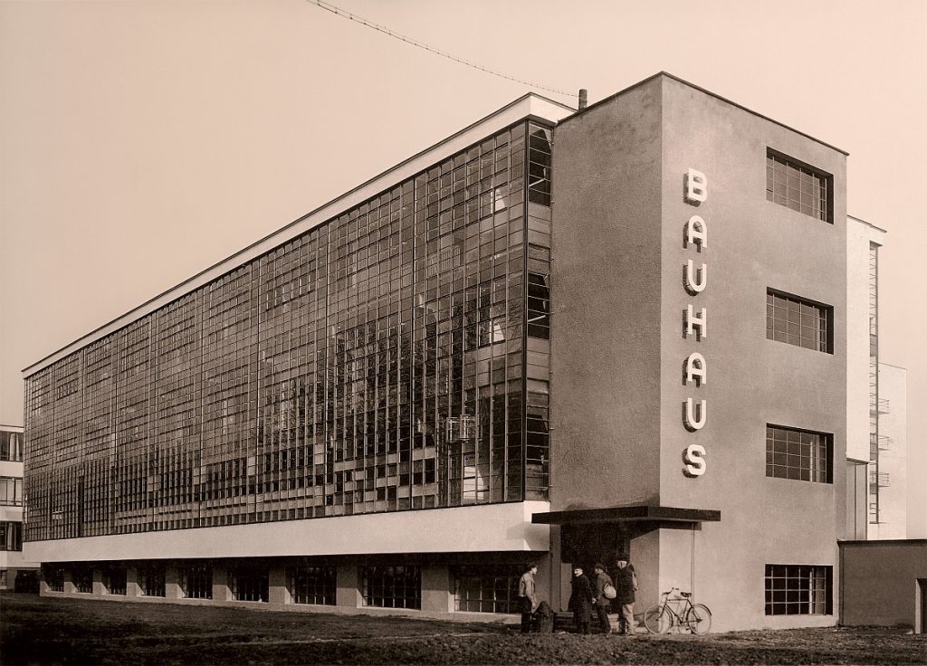 BAUHAUS (Bild auf der Rückseite des Buches, copyright Bauhaus-Archiv, Berlin)
