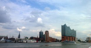 Hamburg mit Blick zur Speicherstadt und Elbphilharmoie (sowie den obligatorischen Regenwölkchen)