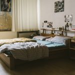 Ein Bett, ein wenig Stauraum, Dekoration. Das vielleicht klassischte Schlafzimmer in unserer Bilderreihe.