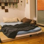 Bodennahes Schlafen: Für den einen das perfekte Bett, für den anderen eine Übergangslösung. Dieses Berliner Schlafzimmer zeigt wie es geht.