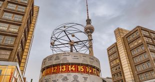 Berlin - Weltzeituhr und Fernsehturm am Alexanderplatz