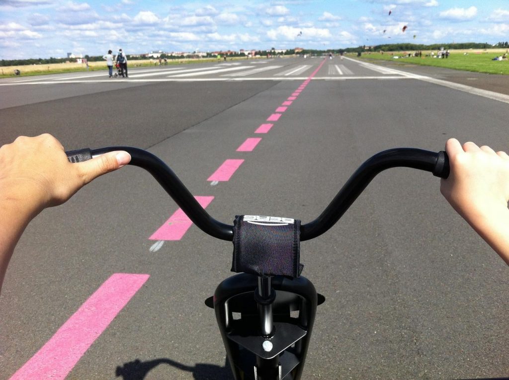 mit dem Fahrrad übers Tempelhofer Feld (Quelle: Pixabay)