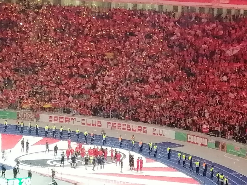 Freiburg Fans (Trotzdem Applaus nach dem Spiel)