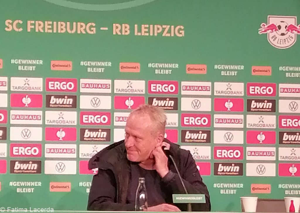 Christian Streich während der Pressekonferenz vor dem Spiel