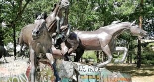 Pferde Memorial an der Clay-Allee