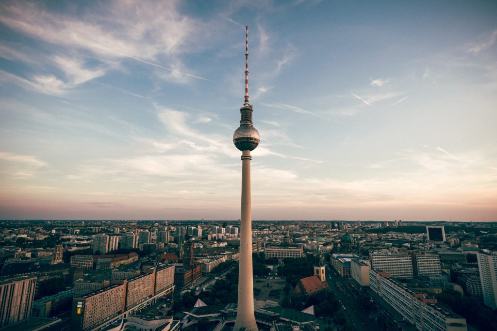 Weitblick über Berlin (Foto von Claudio Schwarz auf Unsplash)