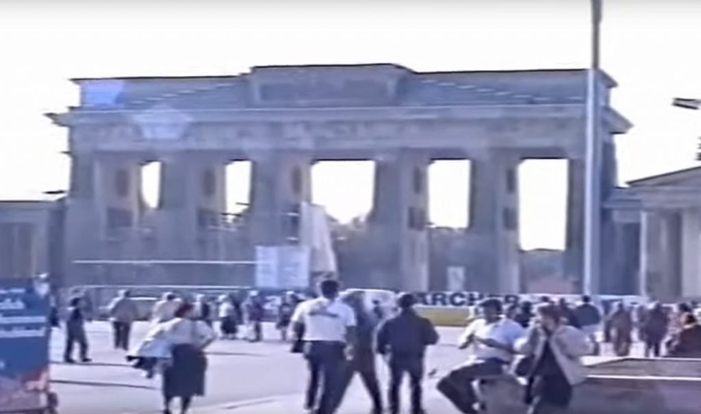 Brandenburger Tor im Jahr 1990 (noch ohne wiedereingesetzte Quadriga)