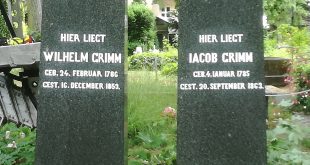 Grabsteine der Gebrüder Grimm auf dem Alten Sankt Matthäus Kirchhof