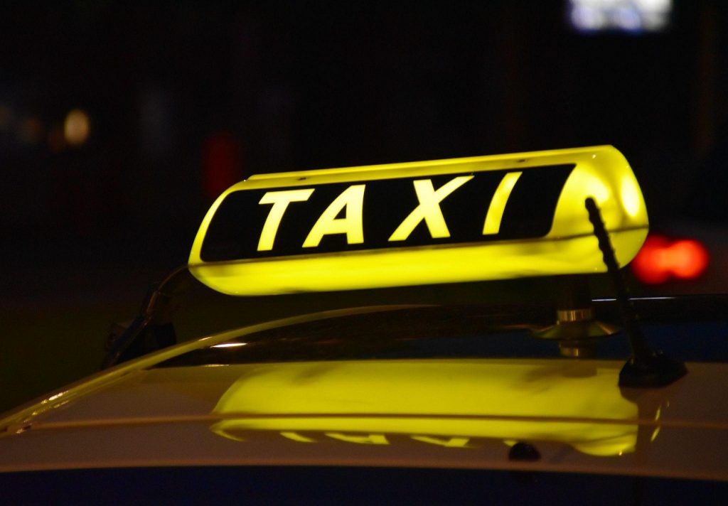 Taxi wartet (Symbolbild) - Foto: Waldemar bei unsplash