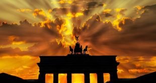 Brandenburger Tor - mit Sonnenstrahlen