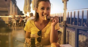 Essen bei Sonnenuntergang (Foto von Andrea Piacquadio: https://www.pexels.com/de-de/foto/frau-im-gelben-rundhalsausschnitt-t-shirt-das-burger-isst-3812748/)