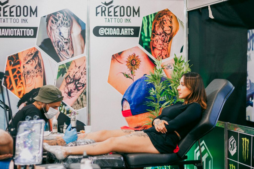 Professioneller Tattoo Künstler (Foto von Vitor Diniz/Pexels)