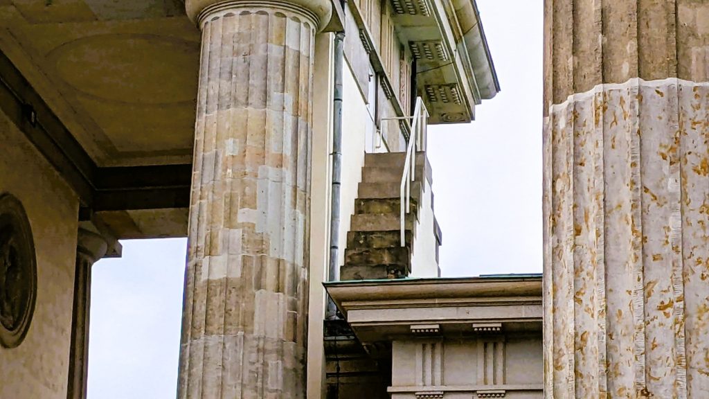 Die Treppe am Brandenburger Tor zum geheimen Raum