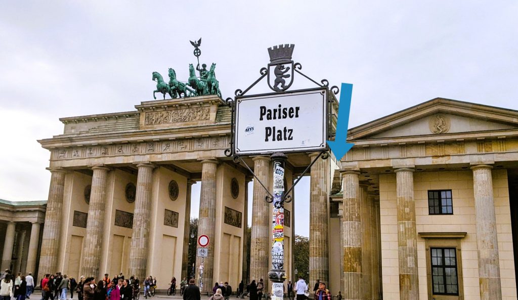 Vom Pariser Platz ist die Treppe zur Soldatenkammer zu erkennen