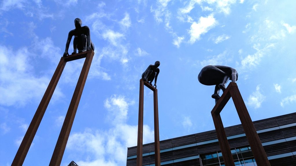 Skulptur vor Nordischen Botschaften