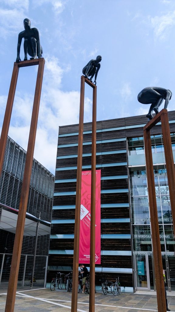 Skulptur vor den Nordischen Botschaften